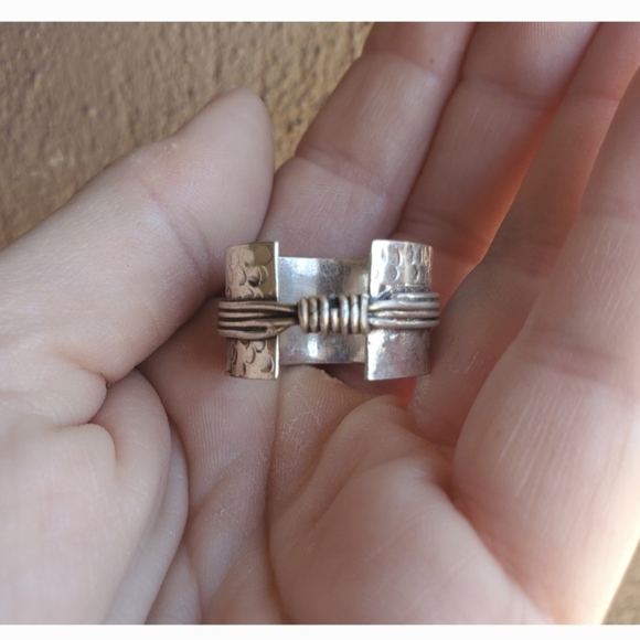 New Unique Twisted Silver Band Ring. - Picture 15 of 16
